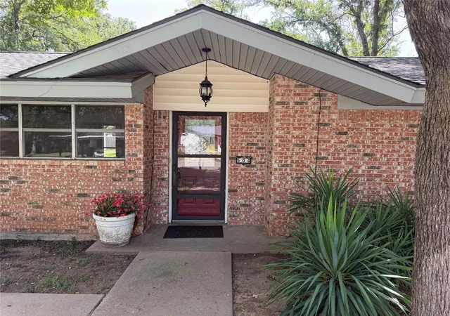 3rd image of 504 Austin Dr, Mineral Wells, TX 76067 | MLS# 21319017