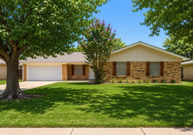 Photo 1 of Single family home for sale at 900 Prestwick St, Bedford, TX 76022 | MLS# 21319159 | Listing updated on 2026-08-26