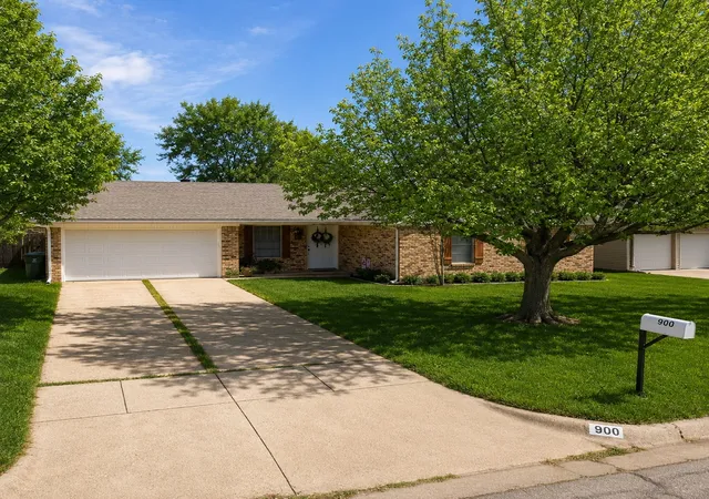 Photo 3 of Single family home for sale at 900 Prestwick St, Bedford, TX 76022 | MLS# 21319159 | Listing updated on 2026-08-26