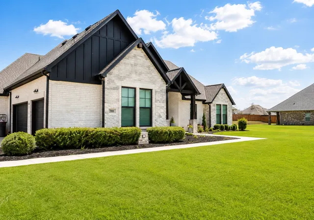 Photo 3 of Single family home for sale at 4017 Lagos Dr, Midlothian, TX 76065 | MLS# 21315988 | Listing updated on 2026-09-05