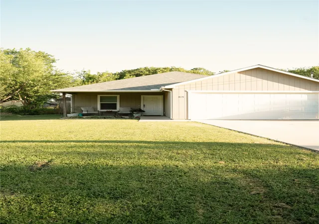 Photo 2 of Sale Pending at 315 W Oak St, Whitewright, TX 75491 | MLS# 21316353 | Listing updated on 2026-09-29