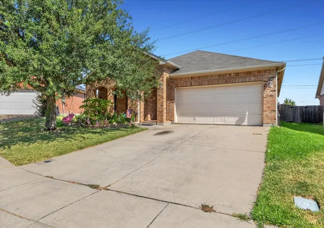 Photo 2 of Single family home for sale at 1124 Sunderland Ln, Fort Worth, TX 76134 | MLS# 21319220 | Listing updated on 2026-08-29