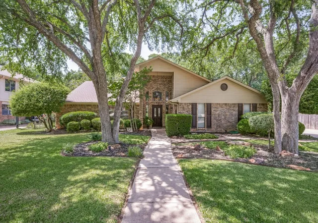 Photo 1 of Single family home for sale at 29 Creekmere Dr, Roanoke, TX 76262 | MLS# 21317329 | Listing updated on 2026-10-03
