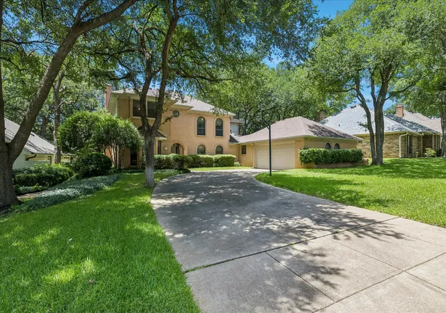 Photo 2 of Single family home for sale at 833 Kingston Dr, Mansfield, TX 76063 | MLS# 21319305 | Listing updated on 2026-08-24