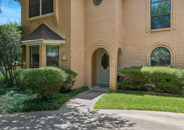 Photo 3 of Single family home for sale at 833 Kingston Dr, Mansfield, TX 76063 | MLS# 21319305 | Listing updated on 2026-08-24