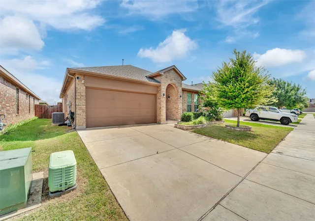 Photo 2 of Single family home for sale at 1129 Metaline Trl, Fort Worth, TX 76177 | MLS# 21319330 | Listing updated on 2026-07-19