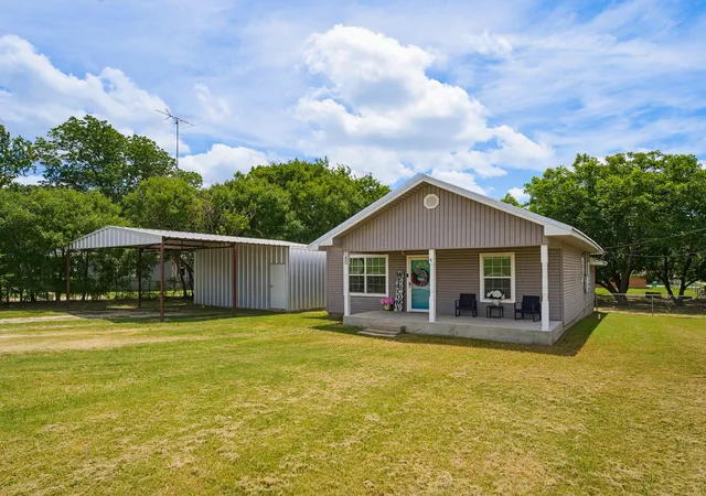 Photo 2 of Single family home for sale at 180 Trail Dr, Bowie, TX 76230 | MLS# 21319168 | Listing updated on 2026-08-23