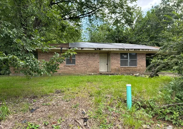 Photo 1 of Sale Pending at 321 Beckham St W, Sulphur Springs, TX 75482 | MLS# 21316812 | Listing updated on 2026-07-15