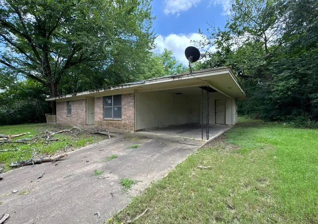 Photo 2 of Sale Pending at 321 Beckham St W, Sulphur Springs, TX 75482 | MLS# 21316812 | Listing updated on 2026-07-15