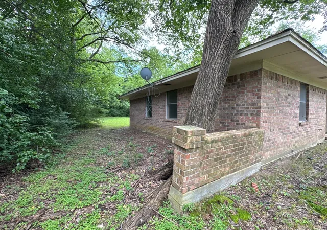 Photo 3 of Sale Pending at 321 Beckham St W, Sulphur Springs, TX 75482 | MLS# 21316812 | Listing updated on 2026-07-15
