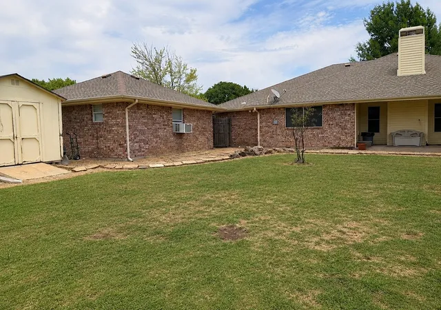 Photo 3 of Single family home for sale at 421 Bluebonnet Ln, Red Oak, TX 75154 | MLS# 21319236 | Listing updated on 2026-07-14