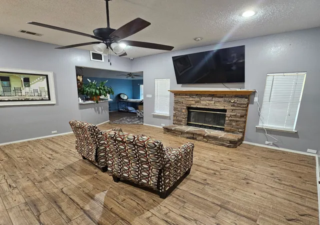 Photo 3 of Single family home for sale at 421 Bluebonnet Ln, Red Oak, TX 75154 | MLS# 21319236 | Listing updated on 2026-10-01