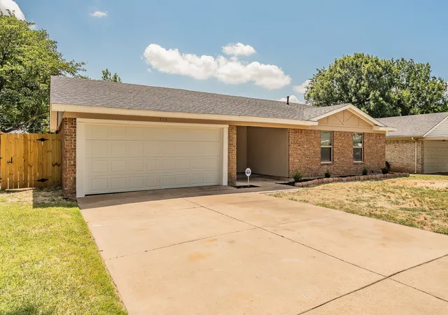 Photo 2 of Sale Pending at 717 Blue Ridge Trl, Fort Worth, TX 76179 | MLS# 21319558 | Listing updated on 2026-09-04