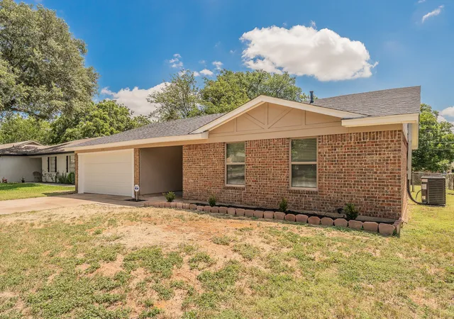 Photo 3 of Sale Pending at 717 Blue Ridge Trl, Fort Worth, TX 76179 | MLS# 21319558 | Listing updated on 2026-09-04