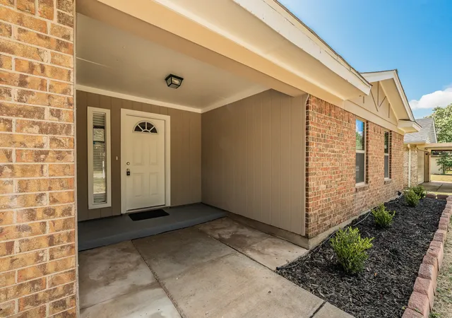 Photo 3 of Sale Pending at 717 Blue Ridge Trl, Fort Worth, TX 76179 | MLS# 21319558 | Listing updated on 2026-09-04