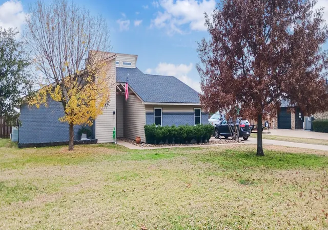 Homes for sale in Mineral Wells, TX | 12 Cliff Dr, Mineral Wells, TX 76067 | MLS# 21318861