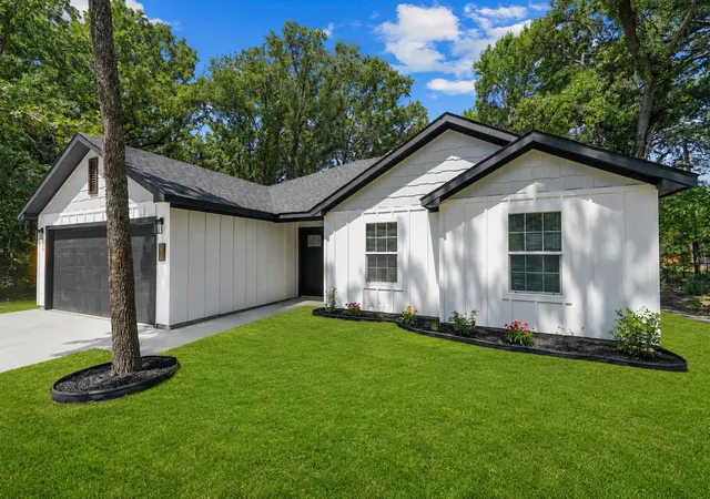 Photo 3 of Single family home for sale at 134 Sierra Madre St, Mabank, TX 75156 | MLS# 21315263 | Listing updated on 2026-10-06