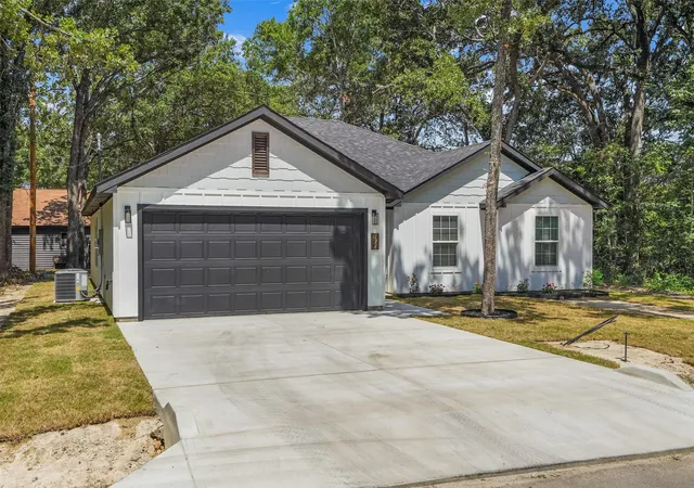 Photo 4 of Single family home for sale at 134 Sierra Madre St, Mabank, TX 75156 | MLS# 21315263 | Listing updated on 2026-10-06