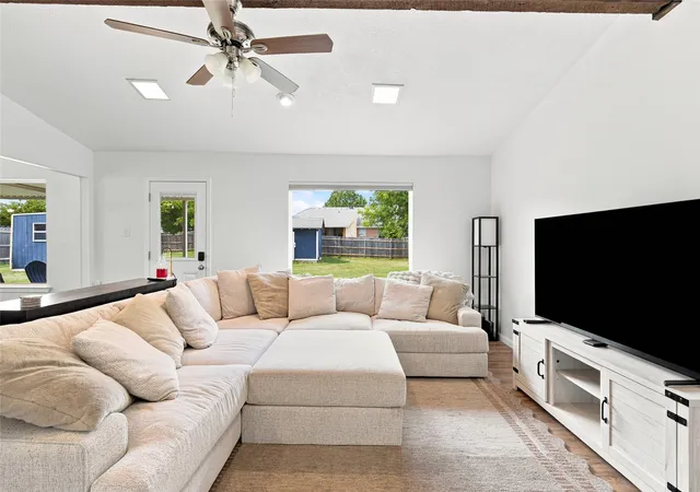 Photo 3 of Single family home for sale at 308 Oakwood Ln, Hewitt, TX 76643 | MLS# 21319170 | Listing updated on 2026-09-25