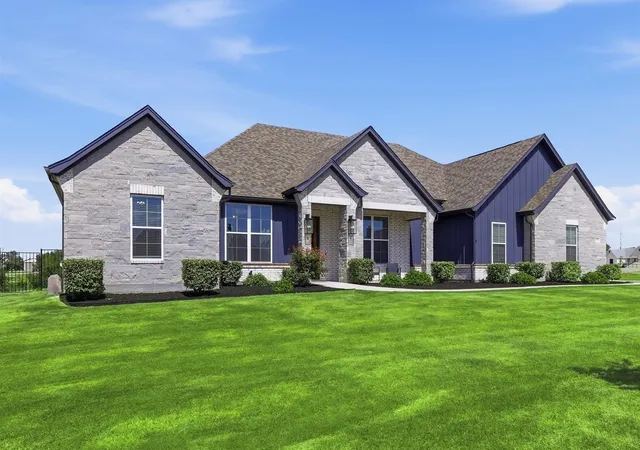 Photo 3 of Single family home for sale at 901 Medaris Wy, Azle, TX 76020 | MLS# 21319290 | Listing updated on 2026-09-26