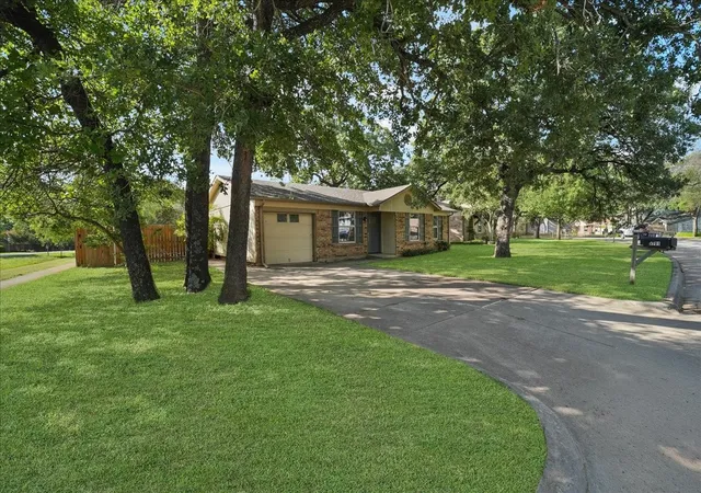 2nd image of 5701 Guildwood Dr, Arlington, TX 76017 | MLS# 21319625