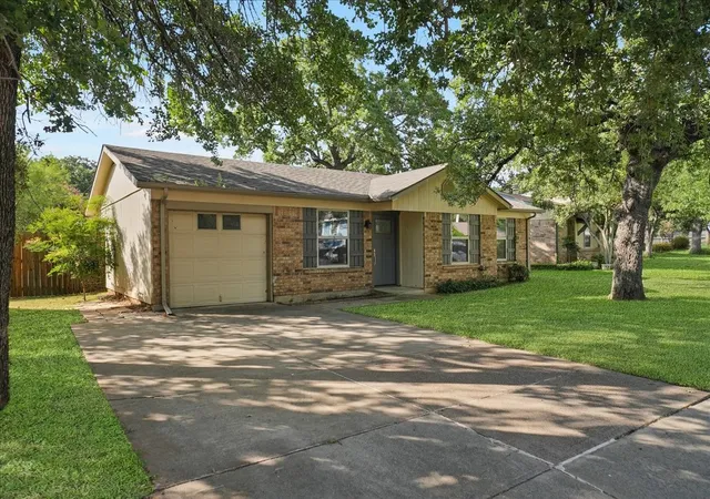 3rd image of 5701 Guildwood Dr, Arlington, TX 76017 | MLS# 21319625