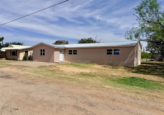 Photo 1 of Single family home for sale at 424 W Santa Fe Ave, Aspermont, TX 79502 | MLS# 21319575 | Listing updated on 2026-09-30