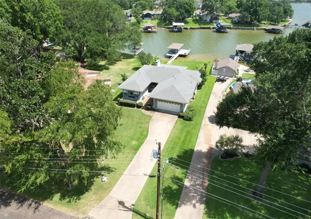 Photo 4 of Single family home for sale at 160 Santa Monica Dr, Mabank, TX 75156 | MLS# 21317799 | Listing updated on 2026-08-28