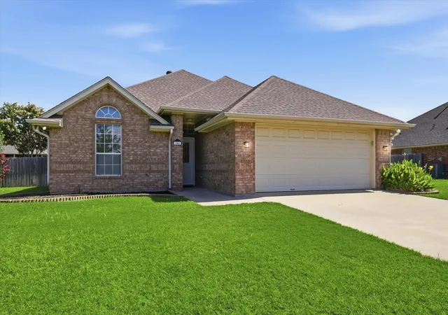 Photo 2 of Single family home for sale at 206 Mourning Dove Ln, Krum, TX 76249 | MLS# 21318594 | Listing updated on 2026-08-10