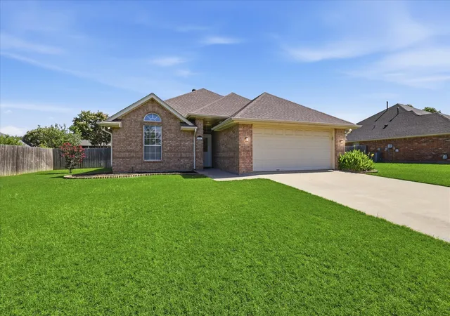 Photo 3 of Single family home for sale at 206 Mourning Dove Ln, Krum, TX 76249 | MLS# 21318594 | Listing updated on 2026-08-10