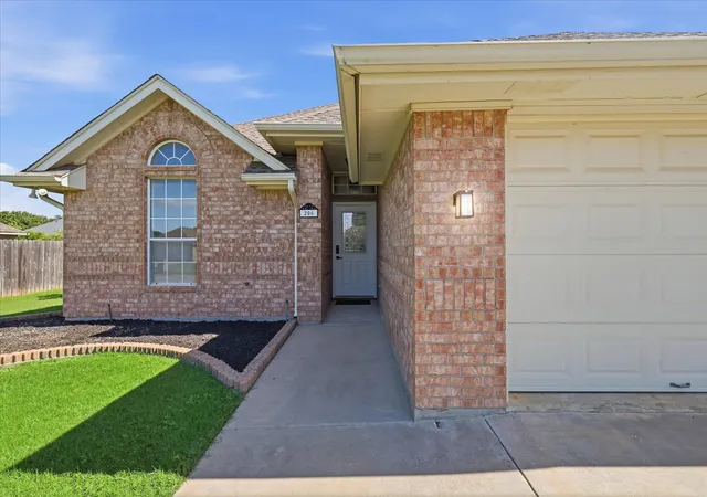 Photo 3 of Single family home for sale at 206 Mourning Dove Ln, Krum, TX 76249 | MLS# 21318594 | Listing updated on 2026-08-10