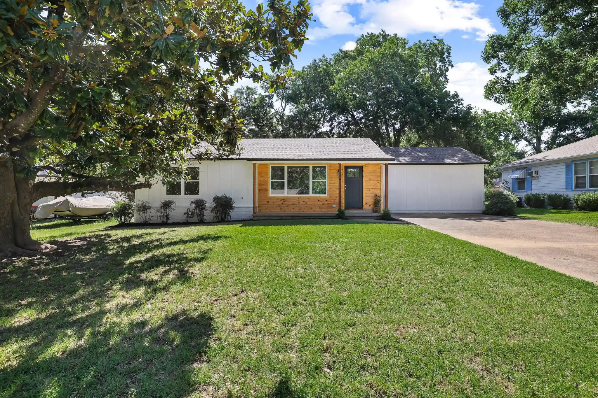 Photo 1 of Single family home for sale at 709 Lipscomb St, Bonham, TX 75418 | MLS# 21319737 | Listing updated on 2026-10-11