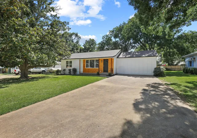 Homes for sale in Bonham, TX | 709 Lipscomb St, Bonham, TX 75418 | MLS# 21319737