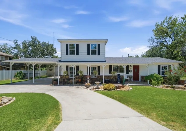 Photo 1 of Single family home for sale at 206 E North St, Aubrey, TX 76227 | MLS# 21319328 | Listing updated on 2026-10-06