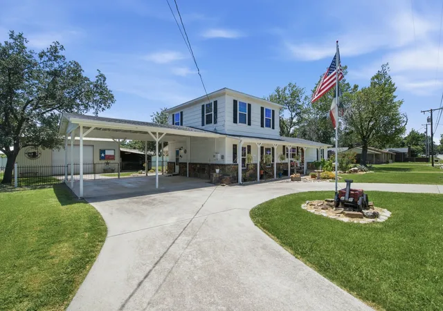Photo 2 of Single family home for sale at 206 E North St, Aubrey, TX 76227 | MLS# 21319328 | Listing updated on 2026-10-06