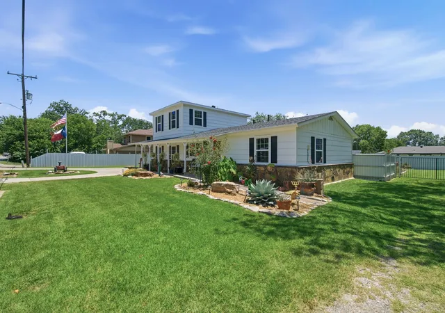 Photo 3 of Single family home for sale at 206 E North St, Aubrey, TX 76227 | MLS# 21319328 | Listing updated on 2026-10-06