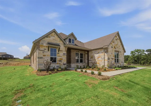 Photo 3 of Single family home for sale at 715 Water Side Dr, Van Alstyne, TX 75495 | MLS# 21317197 | Listing updated on 2026-10-07