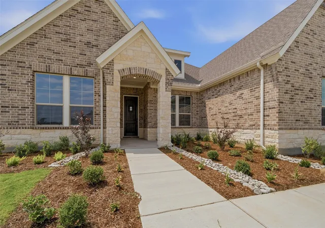 Photo 4 of Single family home for sale at 711 Water Side Dr, Van Alstyne, TX 75495 | MLS# 21317160 | Listing updated on 2026-10-07