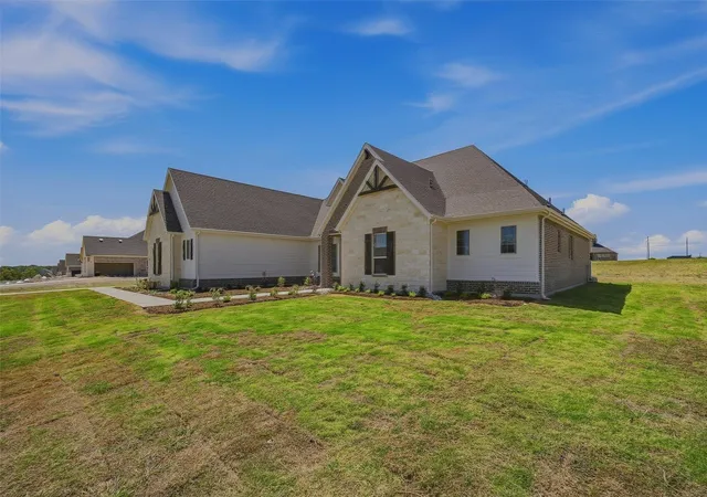 Photo 3 of Single family home for sale at 802 Westover Dr, Van Alstyne, TX 75495 | MLS# 21317045 | Listing updated on 2026-10-07