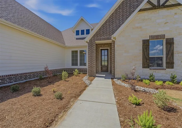 Photo 4 of Single family home for sale at 802 Westover Dr, Van Alstyne, TX 75495 | MLS# 21317045 | Listing updated on 2026-10-07