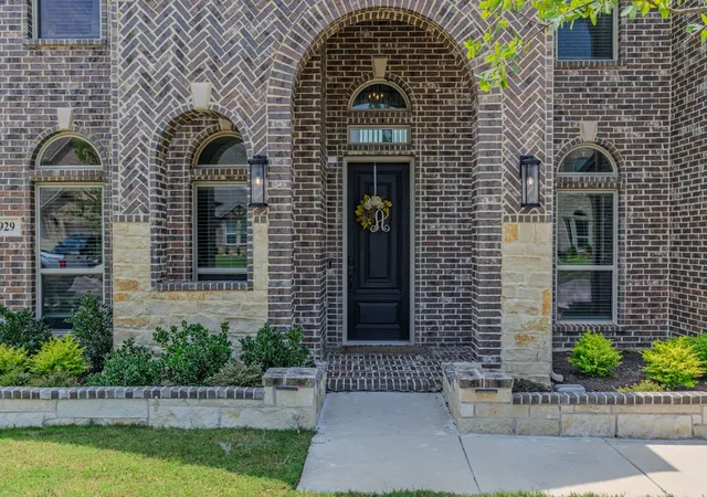 Photo 3 of Sale Pending at 929 Gold Finch Ln, Forney, TX 75126 | MLS# 21319749 | Listing updated on 2026-10-01