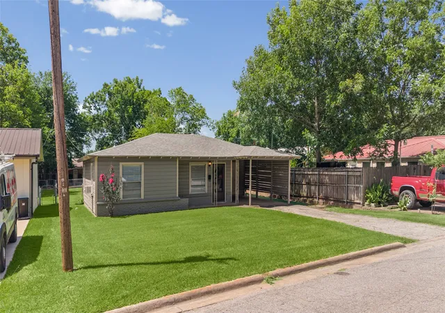 Photo 3 of Sale Pending at 1507 Jefferson St, Commerce, TX 75428 | MLS# 21319679 | Listing updated on 2026-08-03