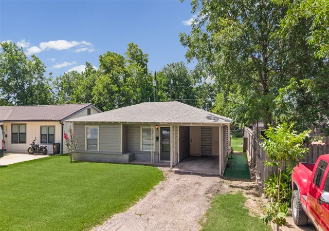 Photo 4 of Sale Pending at 1507 Jefferson St, Commerce, TX 75428 | MLS# 21319679 | Listing updated on 2026-08-03