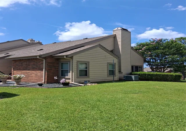 Photo 2 of Sale Pending at 112 Summer Pl Circle, Pottsboro, TX 75076 | MLS# 21318598 | Listing updated on 2026-09-02