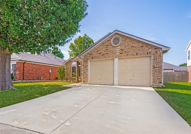 Photo 2 of Sale Pending at 205 Weyland Dr, Grand Prairie, TX 75052 | MLS# 21314806 | Listing updated on 2026-07-18