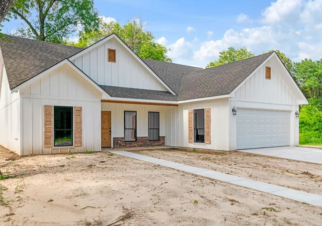 Homes for sale in Paris, TX | 3035 Aiken Dr, Paris, TX 75460 | MLS# 21320178