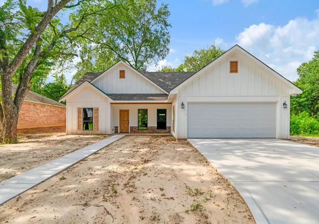 Homes for sale in Paris, TX | 3035 Aiken Dr, Paris, TX 75460 | MLS# 21320178