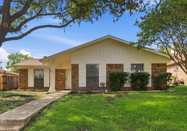 Homes for sale in Carrollton, TX | 2227 Crockett Dr, Carrollton, TX 75006 | MLS# 21310681