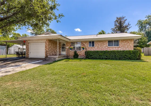 Homes for sale in Decatur, TX | 401 S Vick St, Decatur, TX 76234 | MLS# 21320370