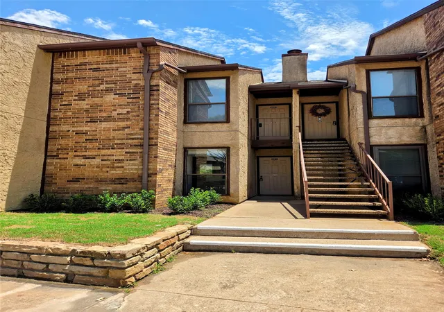 Listing Photo 1 - Condo for sale in building located at 2103 Friendly Dr, Arlington, TX 76011 - Unit #3211
